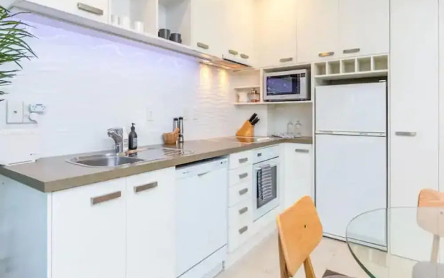 Gorgeous  Apartment With Nice View, Pool & Gym!