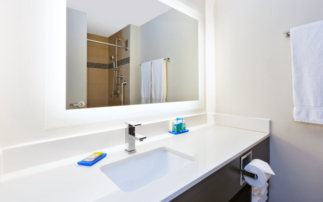 Holiday Inn Express Winnipeg Airport - Polo Park by IHG
