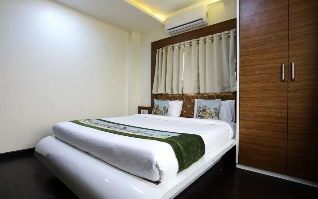 OYO 10677 Hotel Monarch Guestline