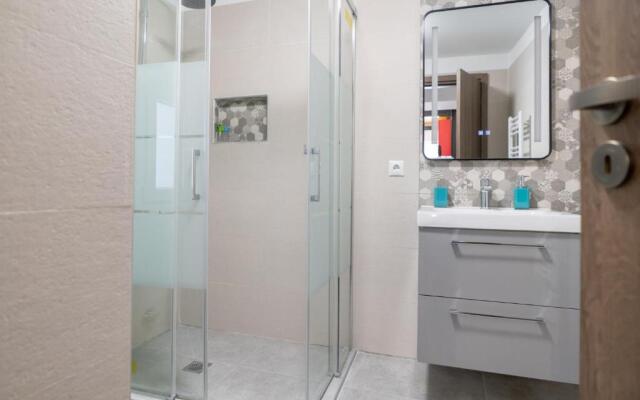 Zalman's Ground Floor 1BR Place