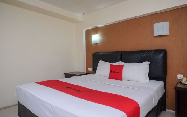 RedDoorz Plus @ Grand Populer Hotel