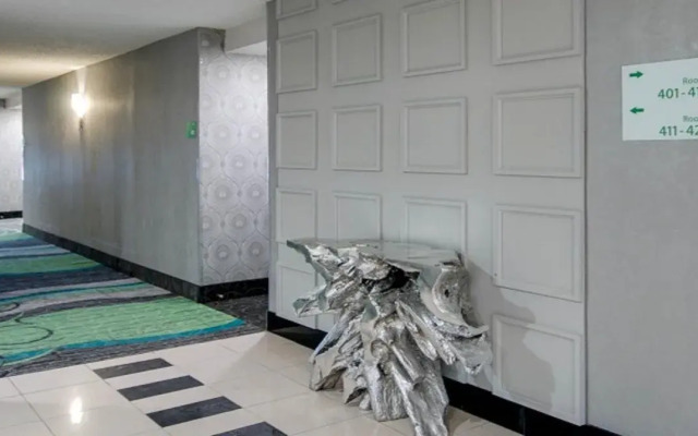 Holiday Inn Manhattan at the Campus by IHG