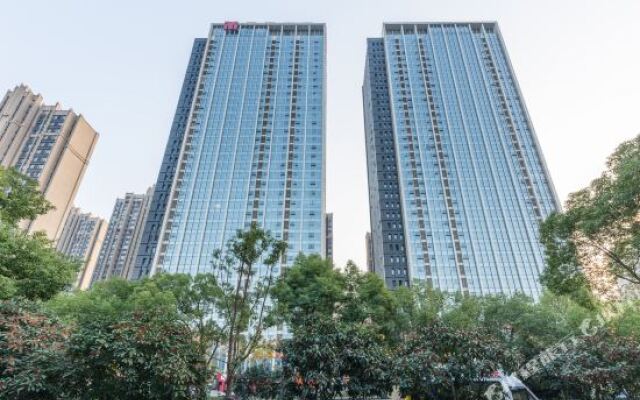 Huarong Hotel (Wuhan University Donghu Branch)