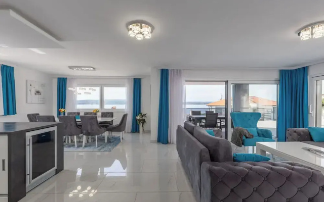 Luxury Pool Apartment With Sea View