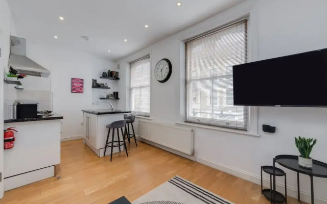 The Lipstick Palace - Fitzrovia - by Frankie Says