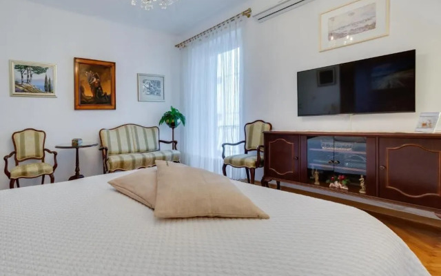 Central Palace Apartment