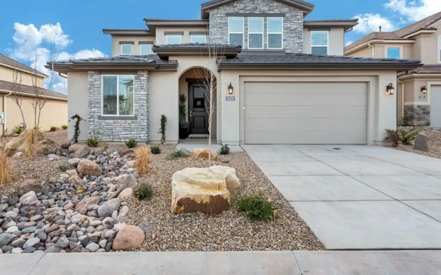 Desert Living 5 Bedroom Home by RedAwning
