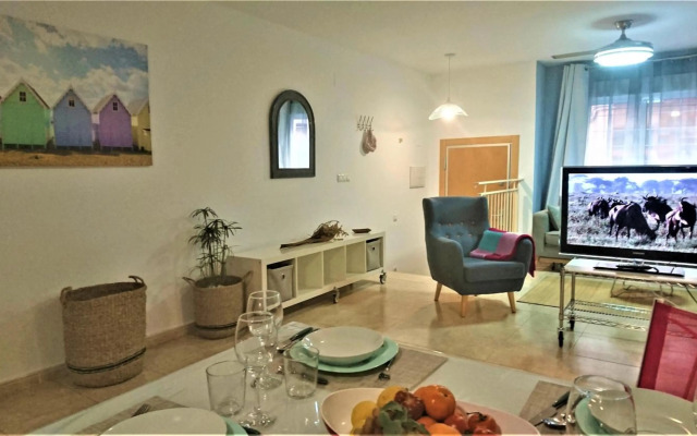 Fantastic apartment with private patio BEACH 10 mins walk