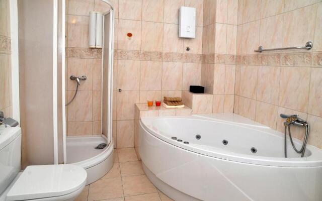Villa 4US with pool,near Split and sea