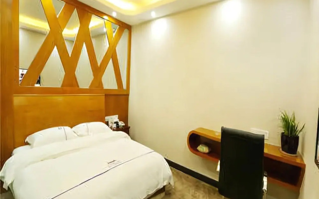 Weiyi Fengshang Hotel (Zhangjiajie Railway Station)