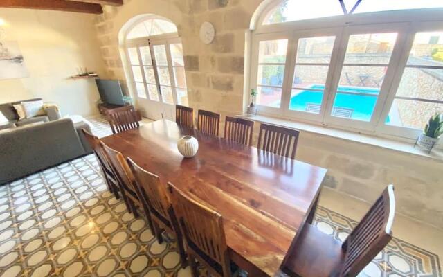 Villa Rossa Gozo - 5 bedroom ensuite with pool & jacuzzi