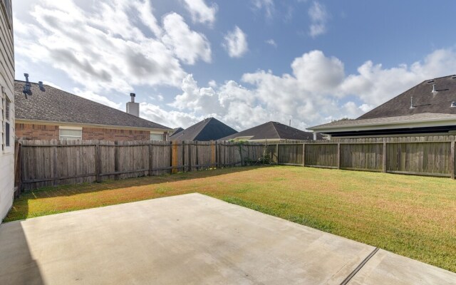 Pet-friendly Pearland Home ~ 21 Mi to Houston!
