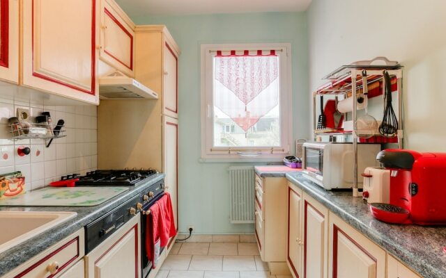 Beachfront Apartment in Grancamp-maisy With Terrace