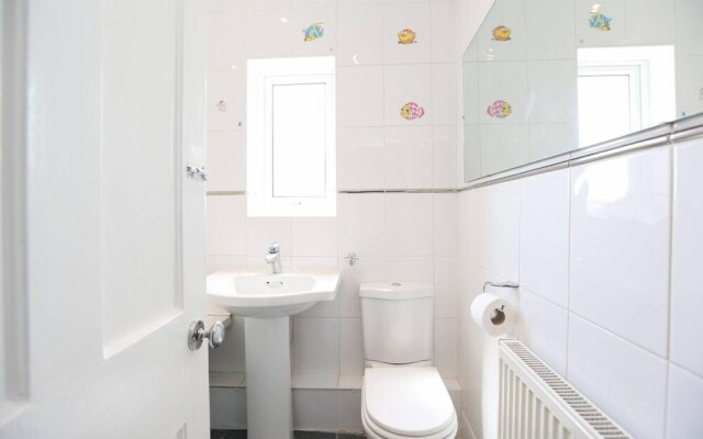 3/4 Bed House 2 Bathroom off Road Parking