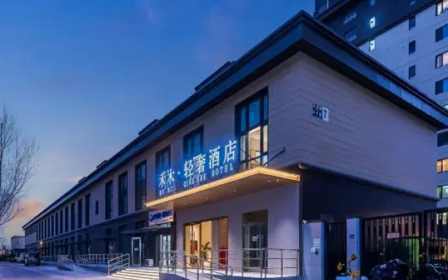 Hemu Light Luxury Hotel (Beijing Happy Valley Shuanghe Subway Station)