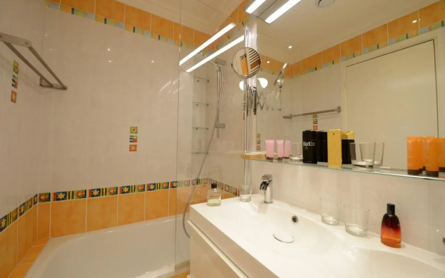 B4DF Peace & Love in París