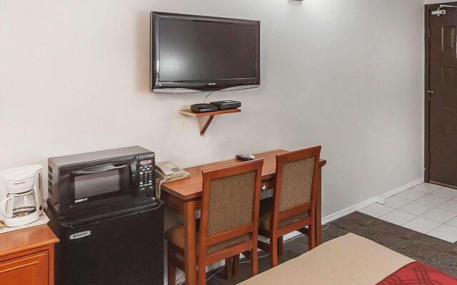 Econo Lodge Inn & Suites