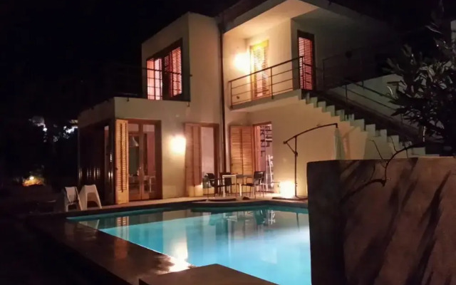 Villa With Pool Garden Near The Sea