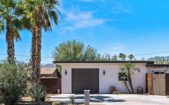 Cozy Desert Bungalow