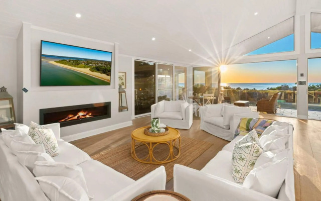 Dayz Dreamin - pool, gas fireplace and beachfront