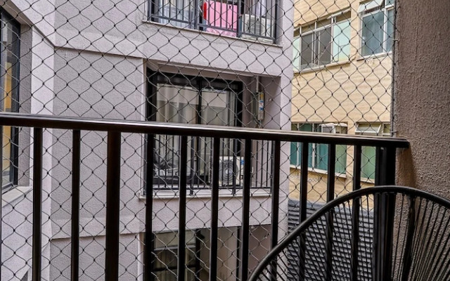 Studio Completo c Wi-fi e Varanda no Centro