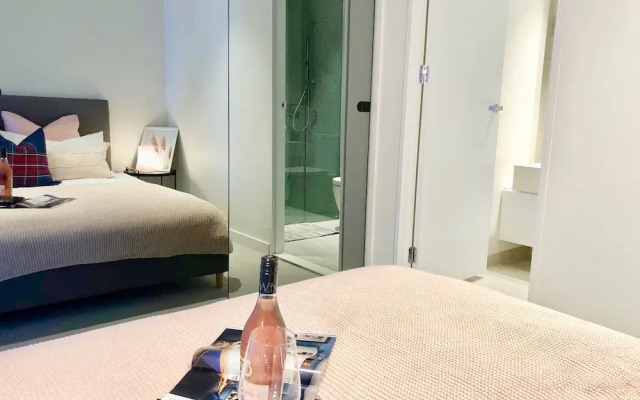 Deluxe and Brand New Lakeside Apartment