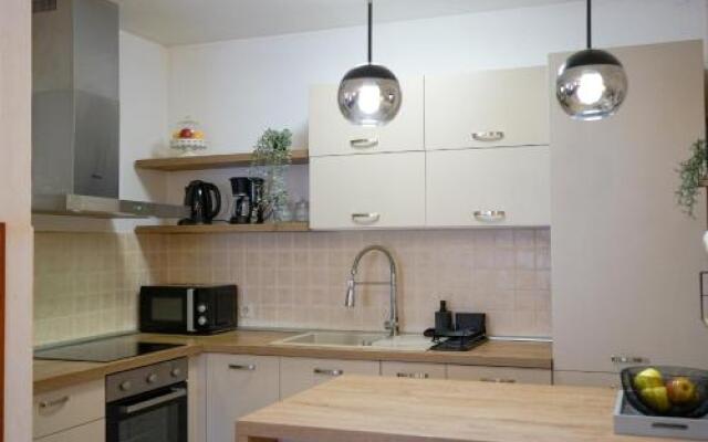 Villa Leon, Wonderful Family Apartment with Pool