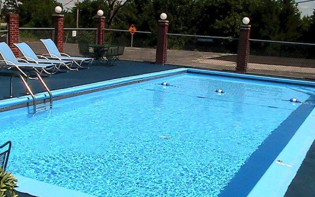 Lake Hills Motel