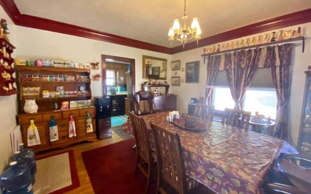 Historic Home - sleeps 4 adults - 1 mile to Ft. Sill