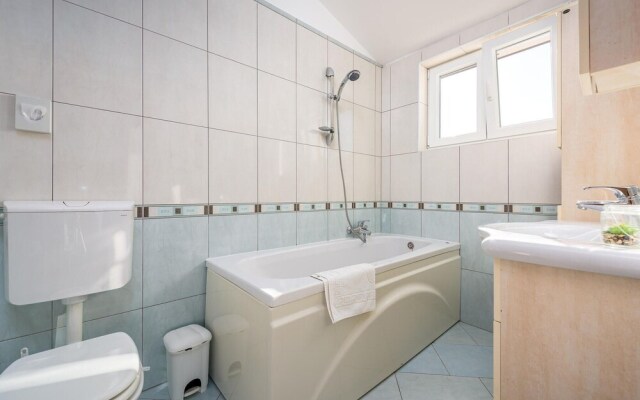 Awesome Home in Basanija With Wifi and 2 Bedrooms