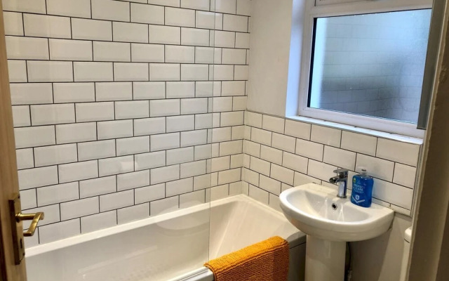 Tasteful 3-BR House -Private Parking Florence Park