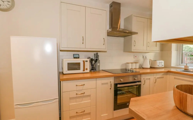 6 Hunters Green Close