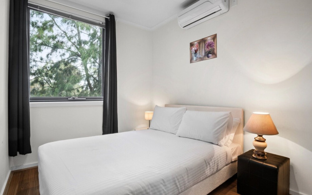 Spacious 3-bed Townhouse in Coburg
