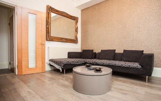 Beautiful 4 Bedroom House in South Kensington