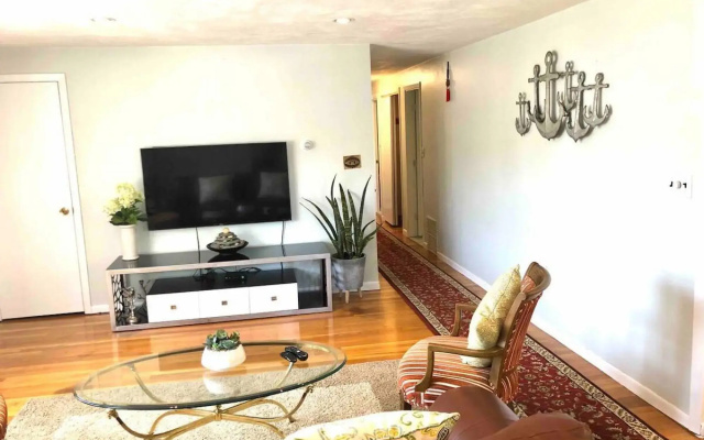 Comfortable safe 3bed flat near Boston