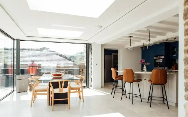 Beautiful and Spacious Peak District House
