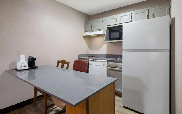 Days Inn & Suites by Wyndham Kokomo