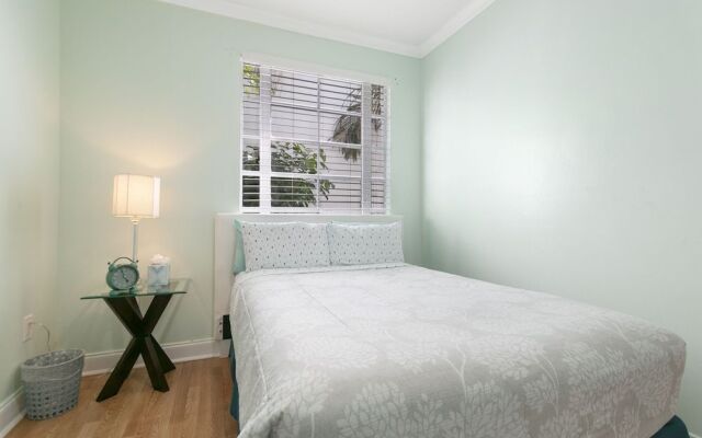 2 Bedroom Deluxe Apt on Collins Ave