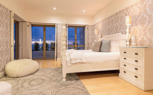 YOLO Spaces - Clifton White House Villa