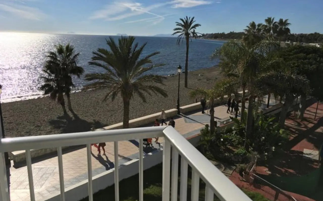 Lovely beachfront apartment Puerto Banus Marbella