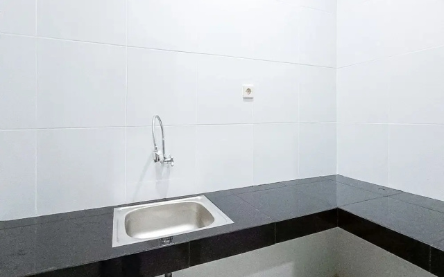 Widi Guest House near GWK Mitra RedDoorz