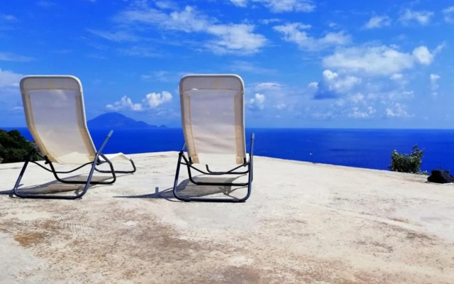 Alicudi Giardino dei Carrubi