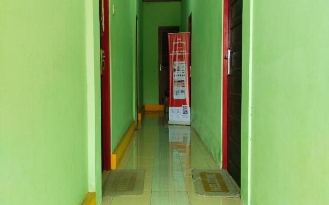 SPOT ON 91623 Pj Guest House Syariah