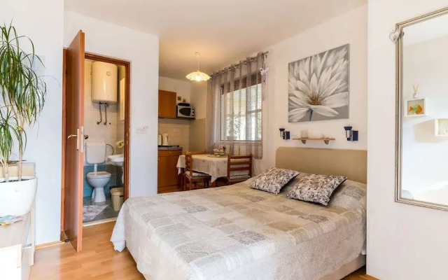 Studio Maro - Studio Apartment With Terrace