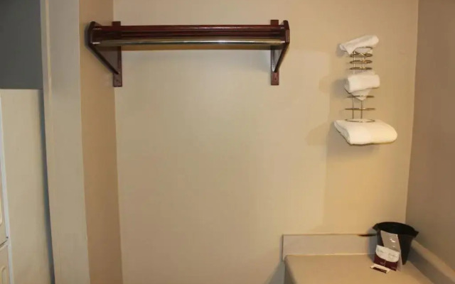 Red Carpet Inn - Louisville