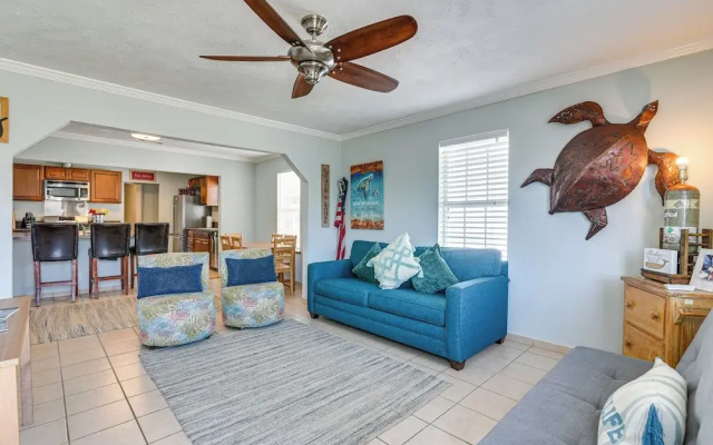 Convenient Galveston Home < 1 Mi to Beach!