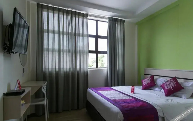 OYO 195 Merlin Hotel