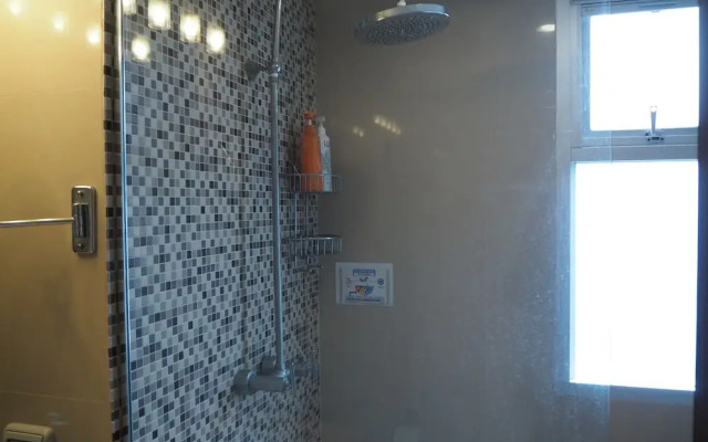 7B - 5 Bedroom Downtown Penthouse With Shared Pool