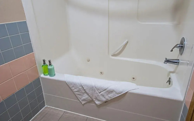 Quality Inn & Suites Pacific Seattle