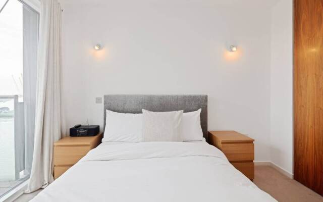 Lovely 1bed W/balcony on the River Thames